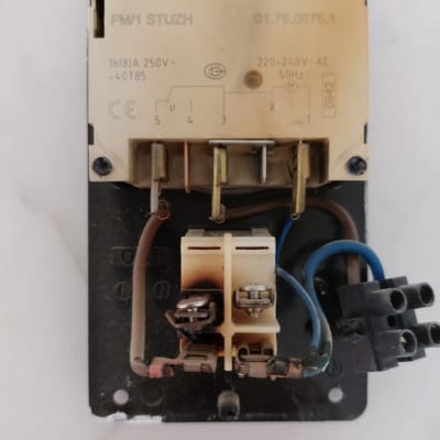 חיבורי חשמל עם חוטים צבעוניים ומחברים