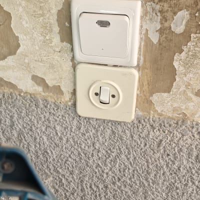 שקע חשמל על קיר מתקלף עם מאוורר
