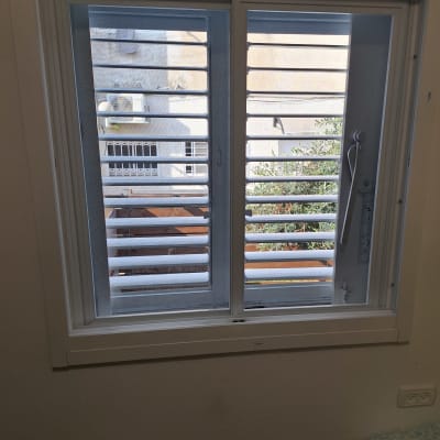 חלון אלומיניום עם תריסים אופקיים