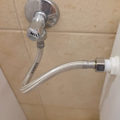 צינור מים מחובר לקיר עם ברז