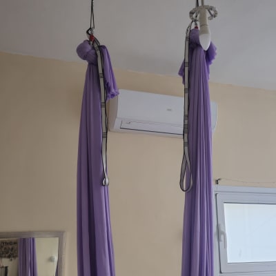 שני בדים סגולים תלויים מהתקרה עם חבלים