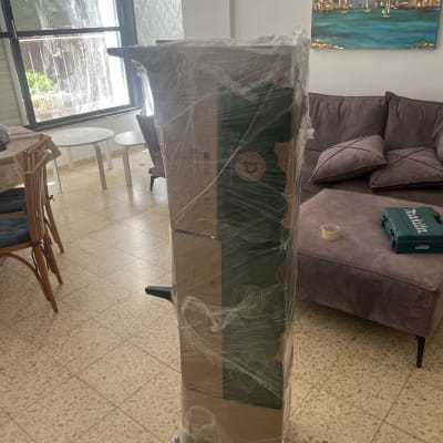 ארגזים עטופים בניילון בסלון ביתי