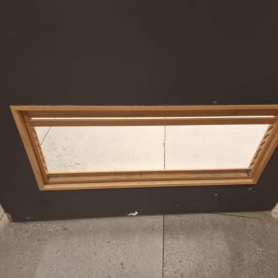 חלון עץ קטן בדלת כהה