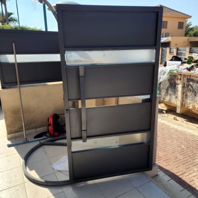 לוחות זכוכית שקופים בתוך מסגרת מתכת שחורה