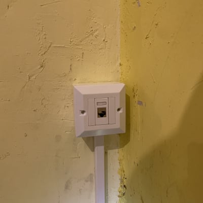 שקע רשת מותקן על קיר צהוב