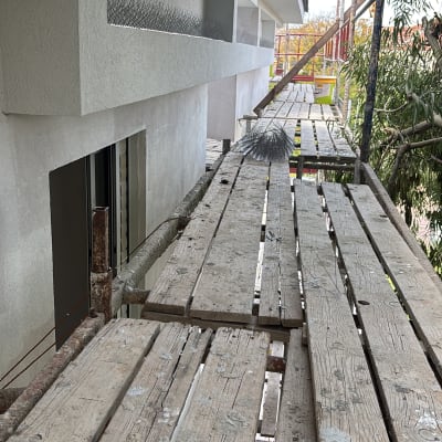 דוקרנים על קיר למניעת יונים