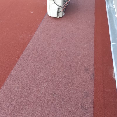 גג עם יריעות ביטומניות ומזגן מותקן