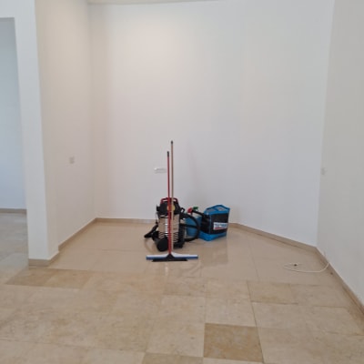 כלים לניקוי וציוד צביעה בחדר ריק