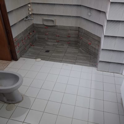 חדר אמבטיה עם אריחים חדשים