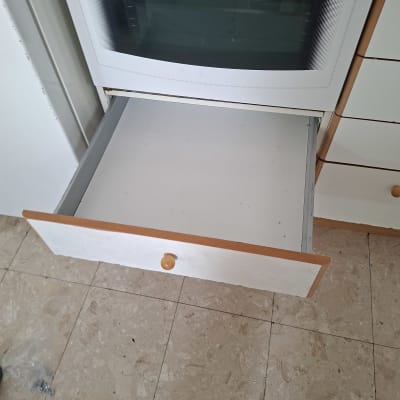 מגירה פתוחה ליד תנור במטבח