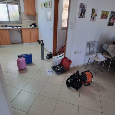 כלים וציוד להתקנת מזגן על רצפת מטבח