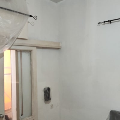 חדר צבוע עם רהיטים מכוסים בניילון