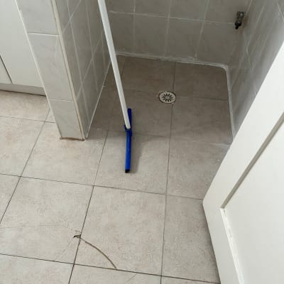 רצפה עם סדק ומגב כחול