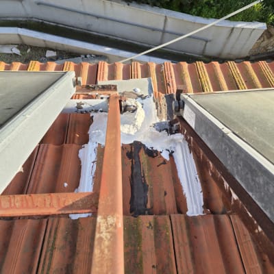 תיקון ואיטום גג רעפים עם חומר לבן ושחור