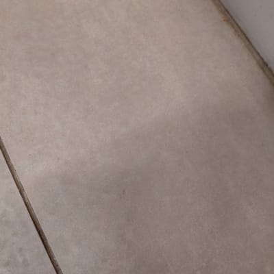 רצפה נקייה עם קו חיבור בין אריחים