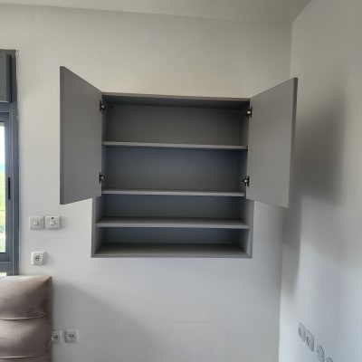 ארון קיר פתוח עם מדפים ריקים