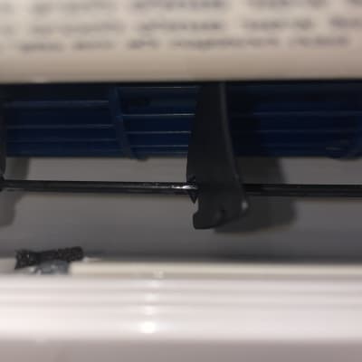 תקריב של תריסי מזגן עם חלקים פנימיים גלויים