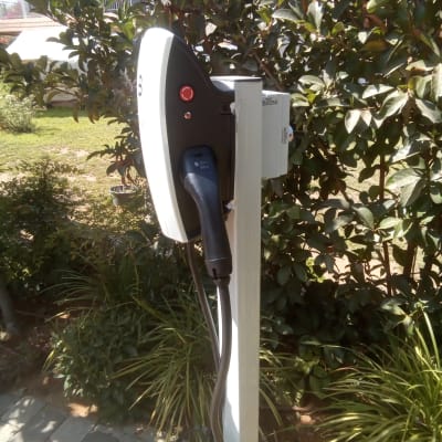 עמדת טעינה לרכב חשמלי בגינה