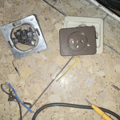 שקע חשמלי מפורק עם חוטים וכלי עבודה