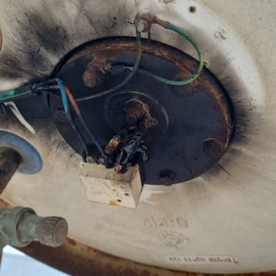 חיבורים חשמליים וחוטים על דוד שמש