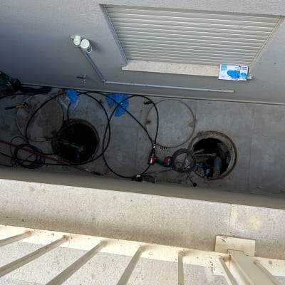 כלי עבודה וצינורות ליד פתחי ביוב