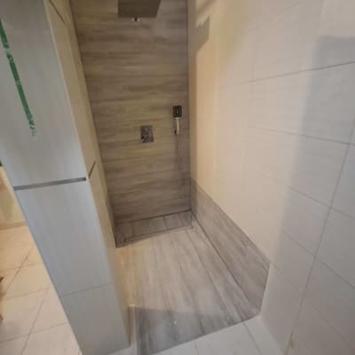 מקלחת חדשה עם אריחים וכלים סניטריים