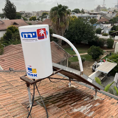 דוד שמש לבן חדש מותקן על גג רעפים