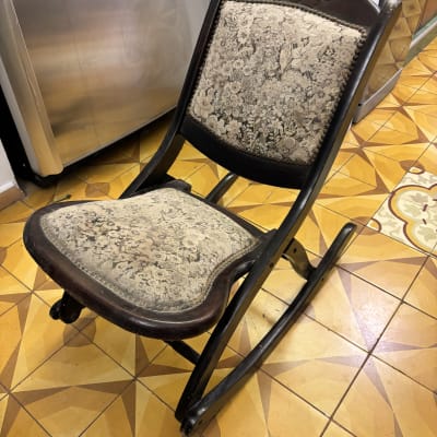 כיסא נדנדה מעץ עם ריפוד פרחוני