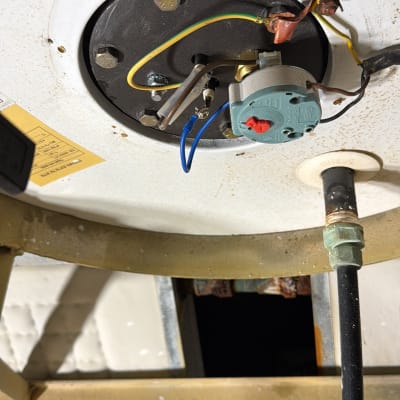 חלקים פנימיים של דוד שמש עם חיבורים חשמליים וצנרת