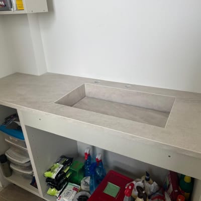משטח שיש לאמבטיה עם כיור אינטגרלי מובנה בצבע אפור בהיר