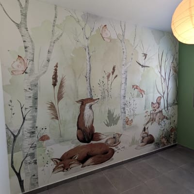 ציור קיר עם שועלים ועצים ביער