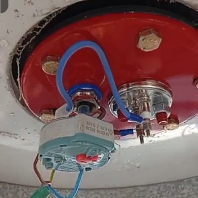 חיבורים חשמליים בתחתית דוד שמש