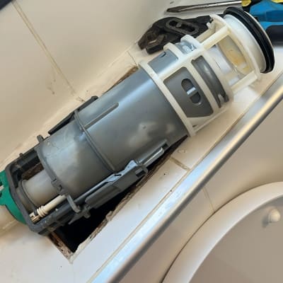 חלקי אסלה וכלי עבודה על משטח לבן