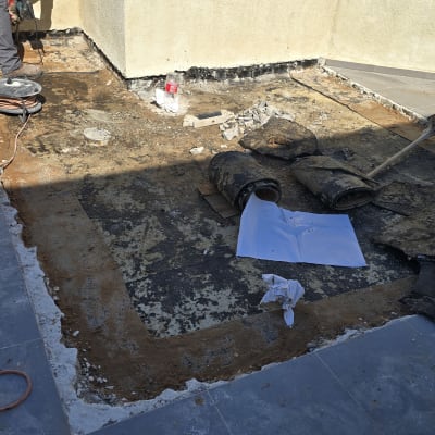 עבודת איטום על גג עם כלים וחומרים מתאימים