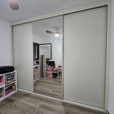 ארון בגדים עם דלתות הזזה ומראה משולבת