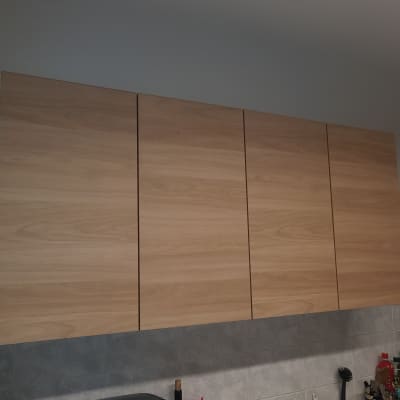 ארונות עץ תלויים במטבח מעל כיור