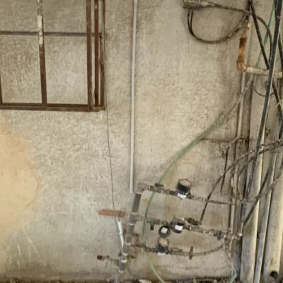 צנרת חשמל וקירות חשופים באתר בנייה