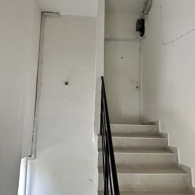 ארון חשמל ליד דלת במדרגות