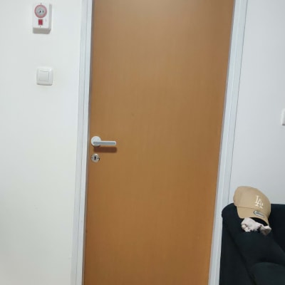 דלת עץ עם ידית כסופה וקיר לבן