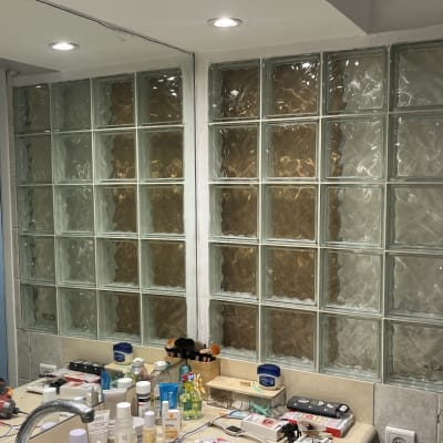 כלים חשמליים וכלי עבודה על השיש בחדר אמבטיה