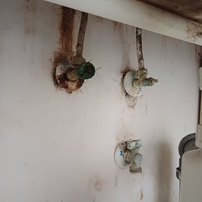 צינורות חלודים עם ברזים ישנים ונזילה