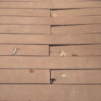 דק עץ עם עלים יבשים על פני השטח