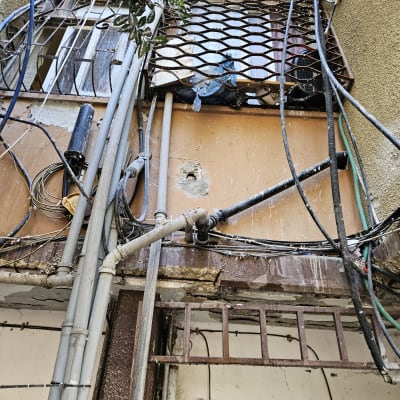 צינורות מים ותשתיות חיצוניות על קיר בניין