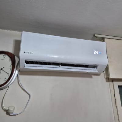 מזגן תלוי על קיר עם תצוגה דיגיטלית 24 מעלות