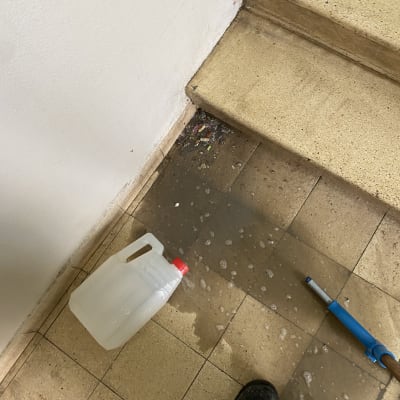 מיכל פלסטיק ריק, מים וסבון על רצפה