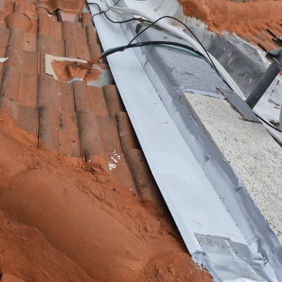 תיקון גג עם חומרי איטום וכבלים חשמליים