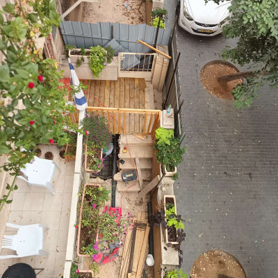 גינה עם עציצים, עץ, קרשים וכלי עבודה