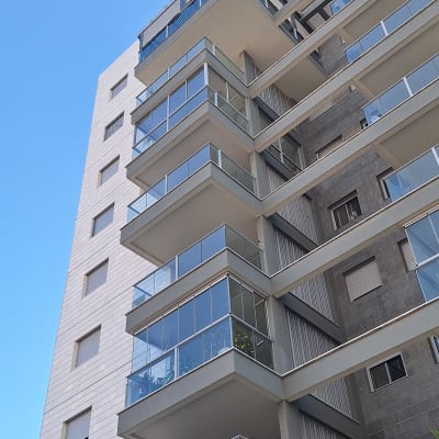 מעקות אלומיניום במרפסות בניין מגורים