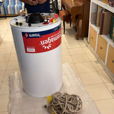 דוד שמש וחשמל חדש של כרומגן מוכן להתקנה בבית לקוח