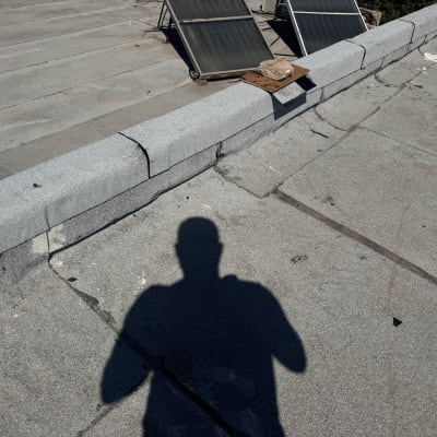 גג עם יריעות איטום ושברים קטנים